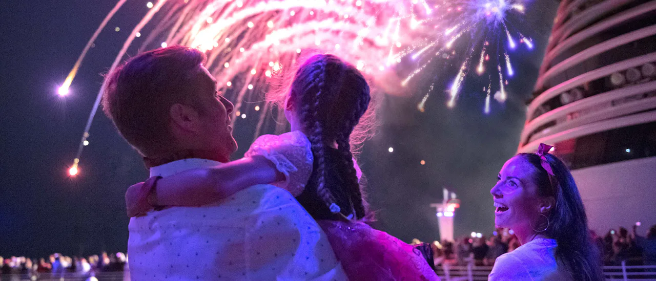 Dazzling live shows with fireworks at sea!
