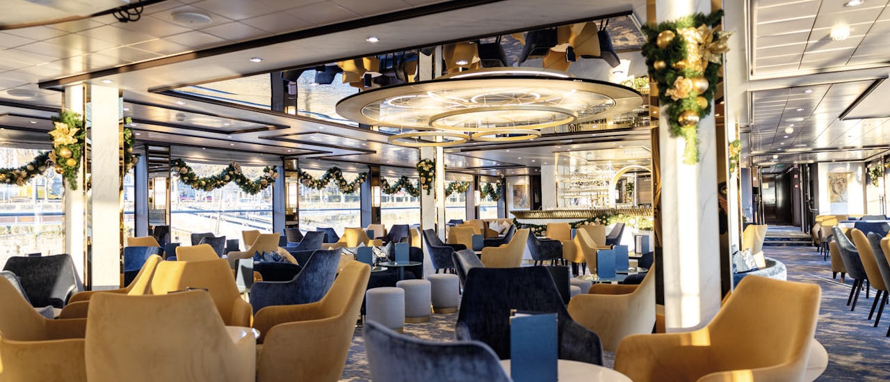 Club Lounge - the perfect spot for pre-or-post-dinner cocktails