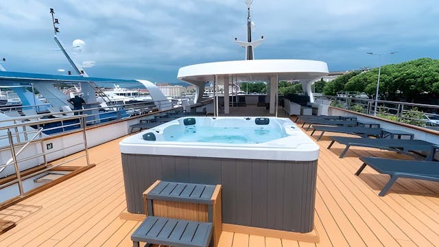 Hot Tub on the desk of MS Adriatic Sky