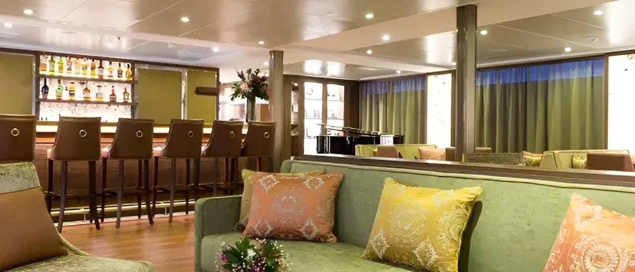 MS Douro Elegance Bar & Dining Area