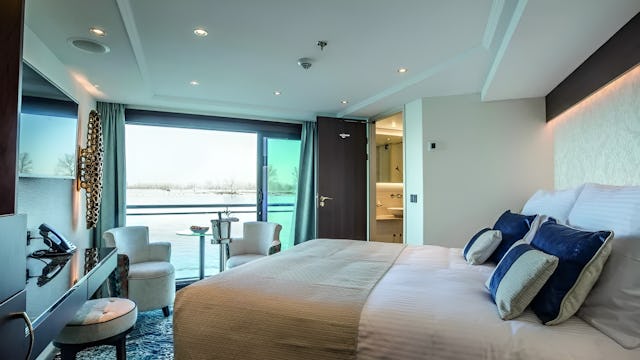 MS George Eliot Superior Suite