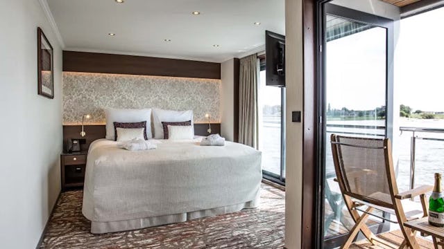 MS Oscar Wilde Deluxe Balcony Suite